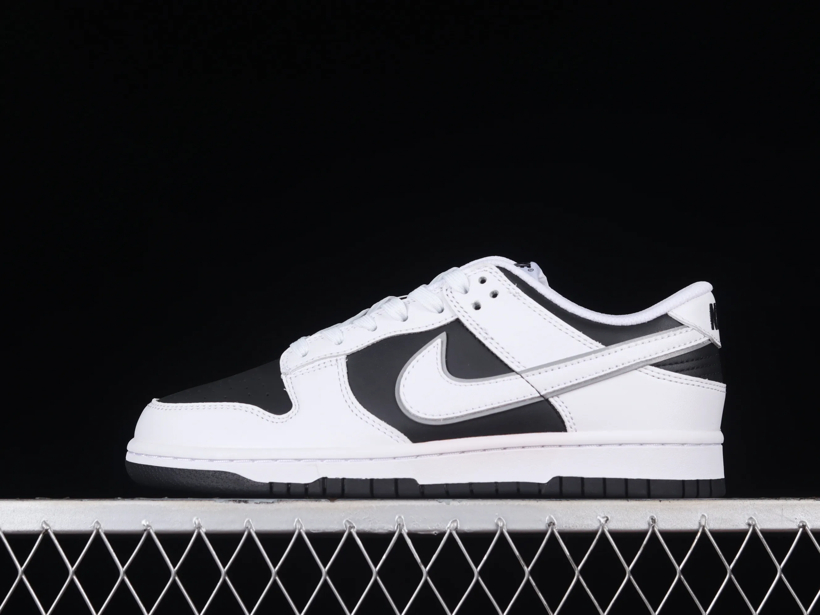All categories Nk SB Dunk Series Nk SB Dunk Low High-end customized low-top sneakers Nk SB Dunk Low Black and white Gundam Low-top casual sneakers DD5603-896
